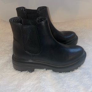 Steve Madden | Short Black Boots